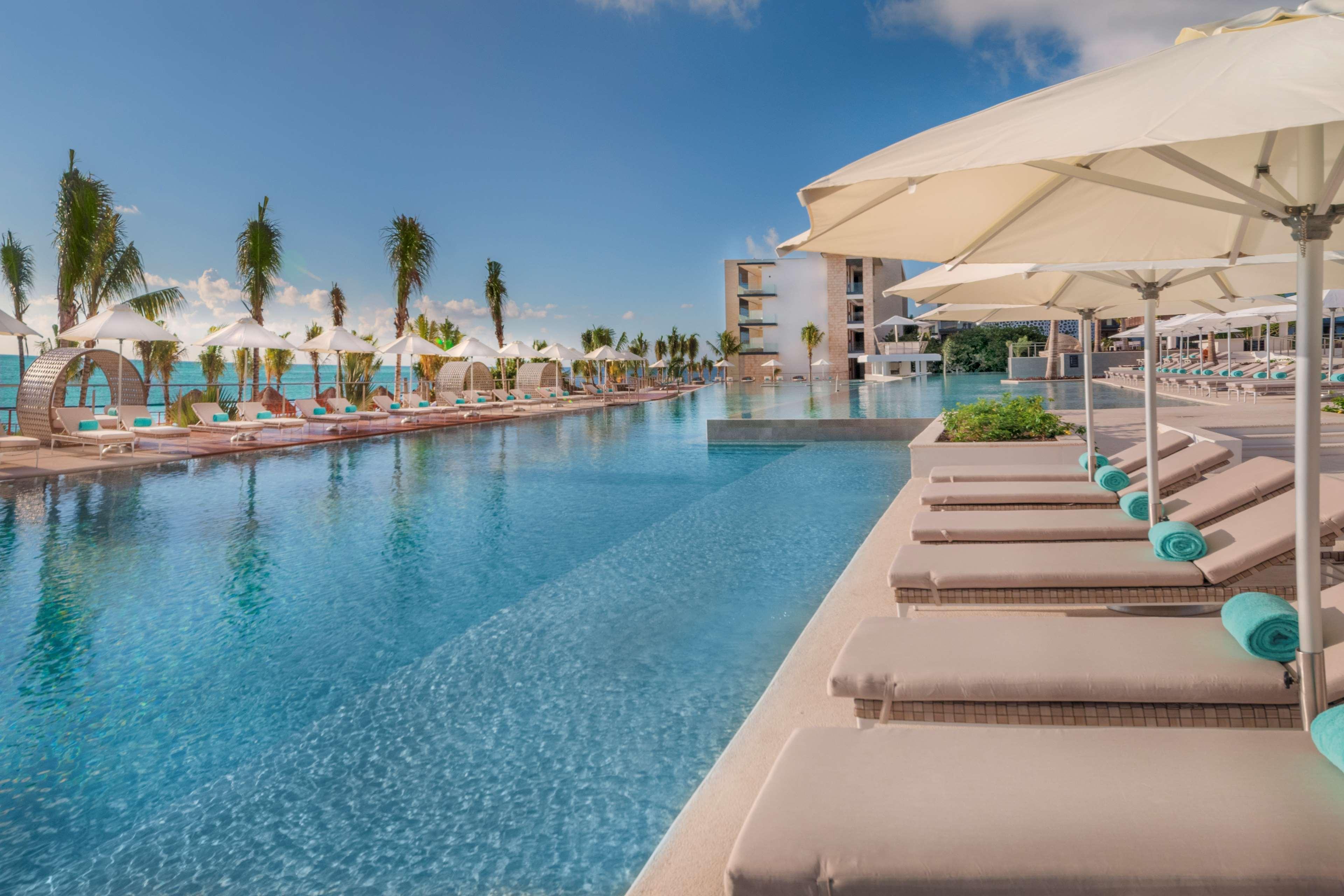 Haven Riviera Cancun (Adults Only) Alfredo V. Bonfil المظهر الخارجي الصورة The pool at the Hilton Cancun Resort