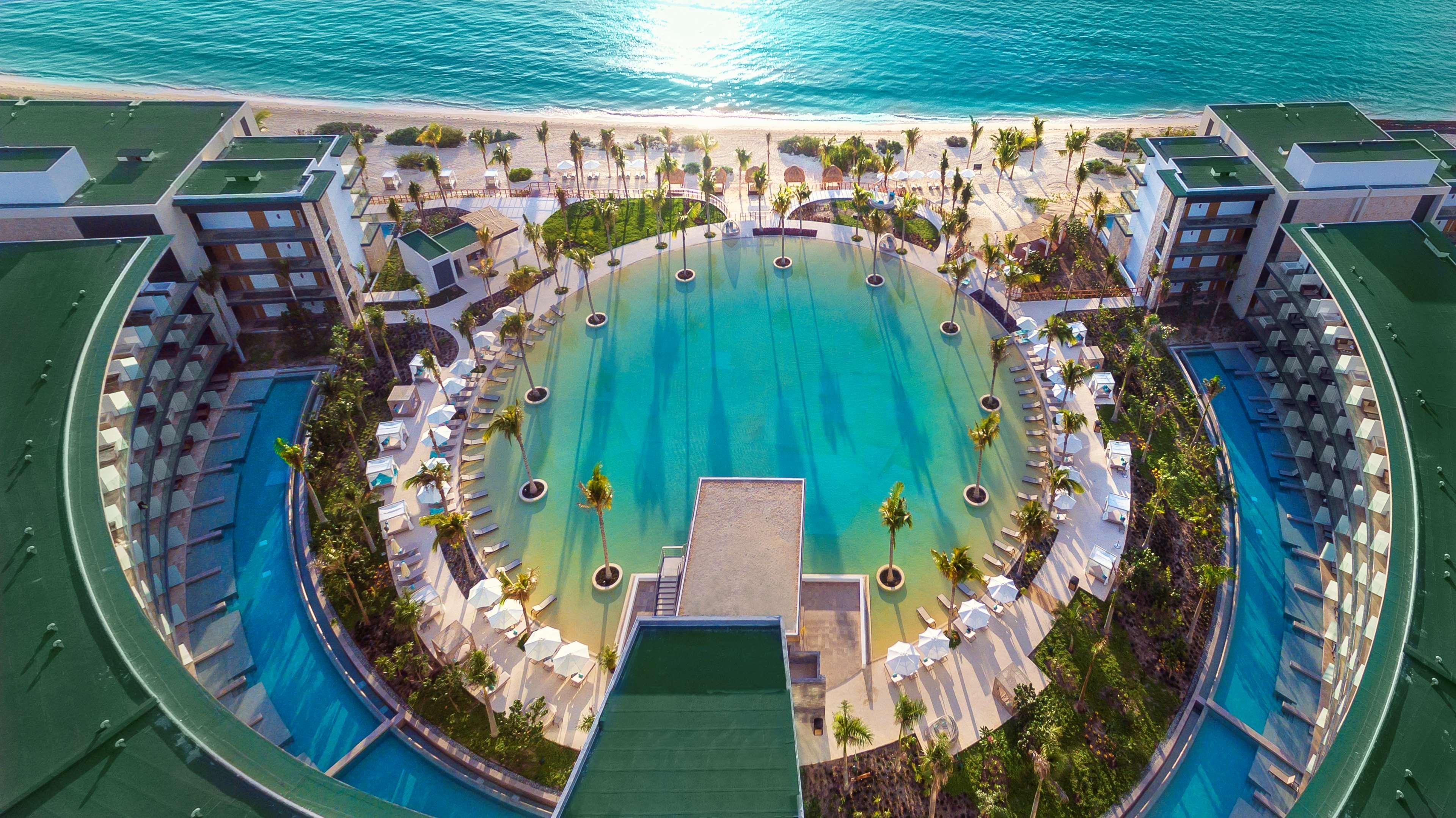 Haven Riviera Cancun (Adults Only) Alfredo V. Bonfil المظهر الخارجي الصورة Aerial view of the pool at the Atlantis Paradise Island