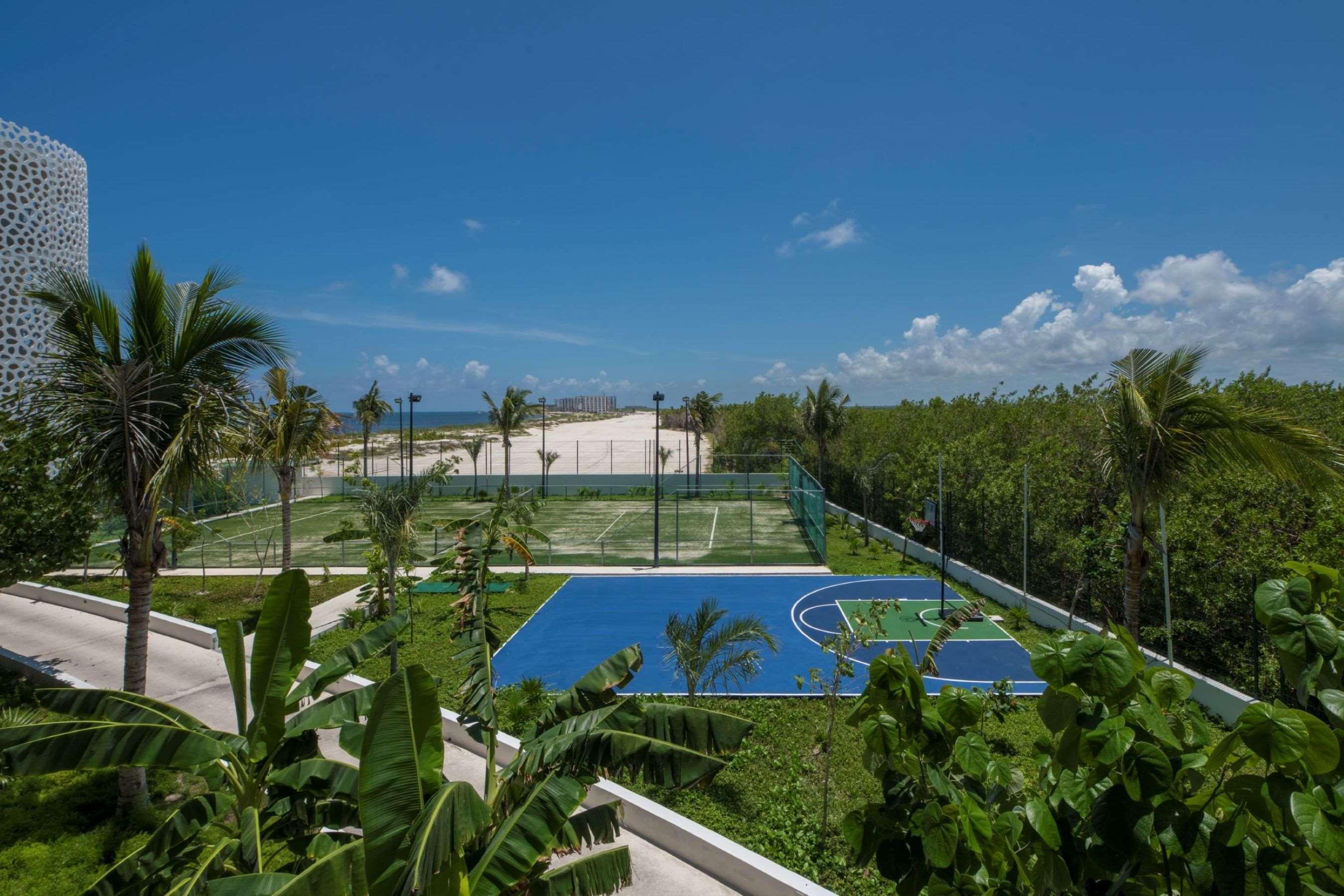 Haven Riviera Cancun (Adults Only) Alfredo V. Bonfil المظهر الخارجي الصورة Tennis and basketball courts