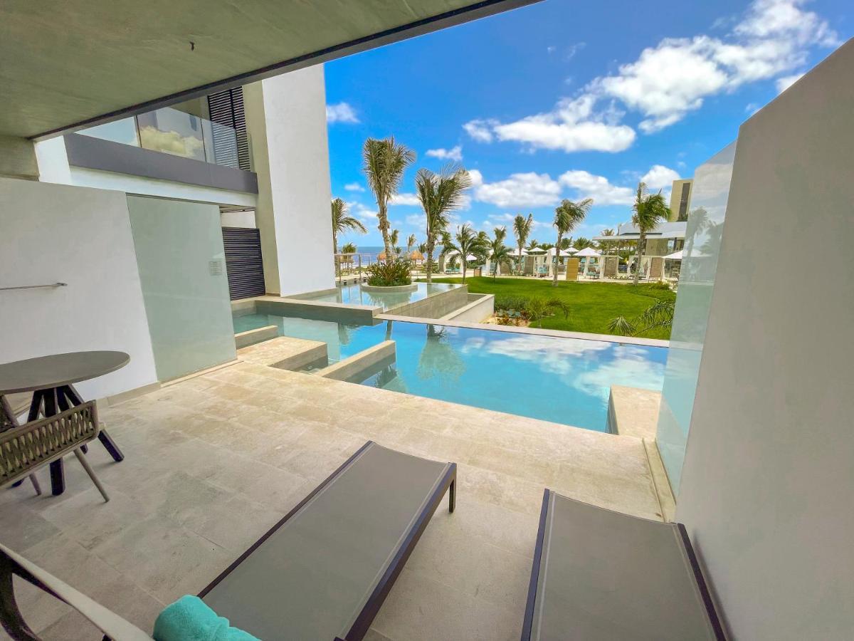 Haven Riviera Cancun (Adults Only) Alfredo V. Bonfil المظهر الخارجي الصورة A swim-out room at the Grand Palladium Costa Mujeres Resort & Spa
